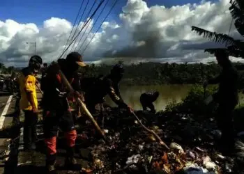 BPPKB Lebak Bersihkan Sampah di Jembatan II Bayah