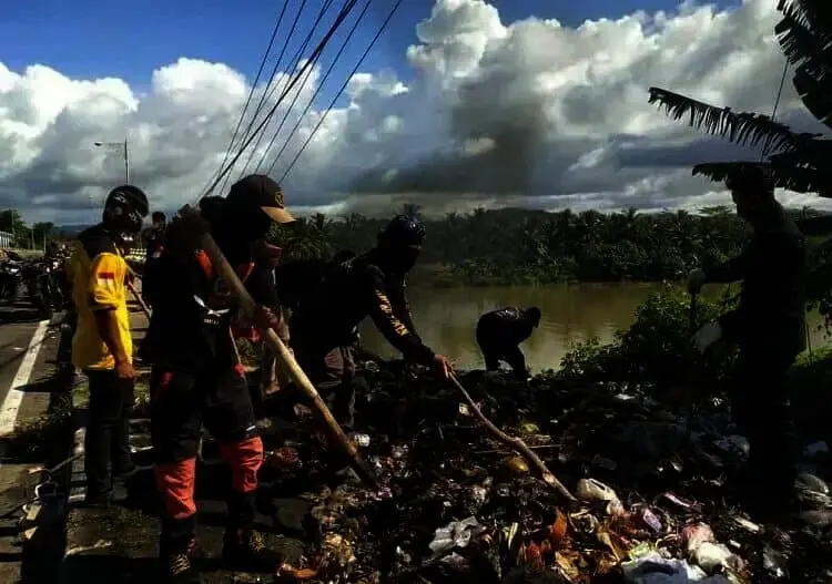 BPPKB Lebak Bersihkan Sampah di Jembatan II Bayah