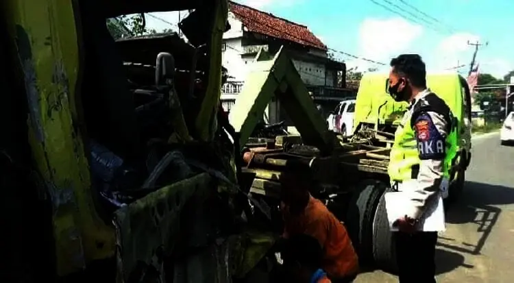 2 Mobil dan 1 Motor Tabrakan Beruntun di Cibadak Lebak