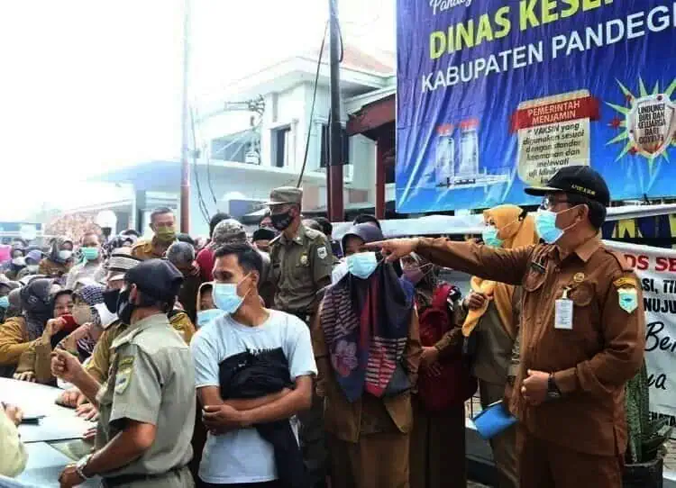 Vaksinasi Guru Membludak, Sekda Pandeglang Bubarkan Barisan