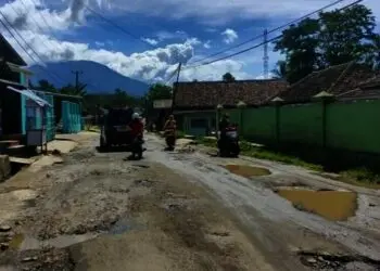 Jalan Mandalawangi-Carita Rusak Parah, Bahayakan Pengguna Jalan