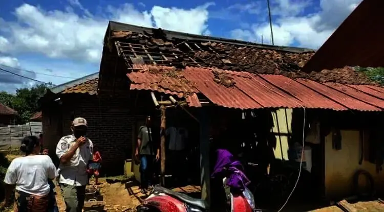 Sembilan Rumah di Cipanas Lebak Rusak Diterjang Angin