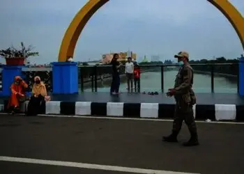 Satpol PP Himbau Warga Yang Beraktivitas di Jembatan Berendeng