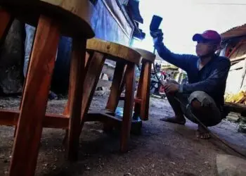 Kerajinan Berbahan Kayu Bekas di Kotas Tangerang