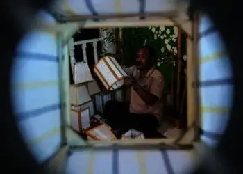 Kerajinan Lampion Berbahan Dasar Bambu Kain