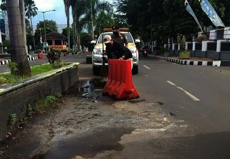 Satpol PP Pandeglang Tambal Jalan Bolong