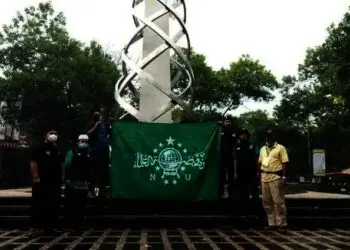 Lembaga Penanggulangan Bencana NU Sisir Sampah Tugu Situ Gintung