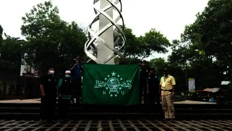 Lembaga Penanggulangan Bencana NU Sisir Sampah Tugu Situ Gintung