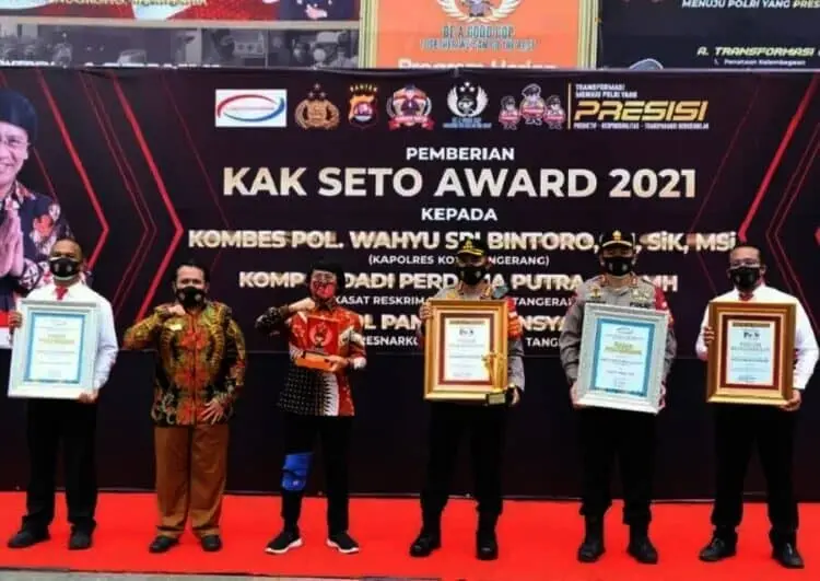Kapolresta dan Kasat Narkoba Tangerang Diganjar Penghargaan