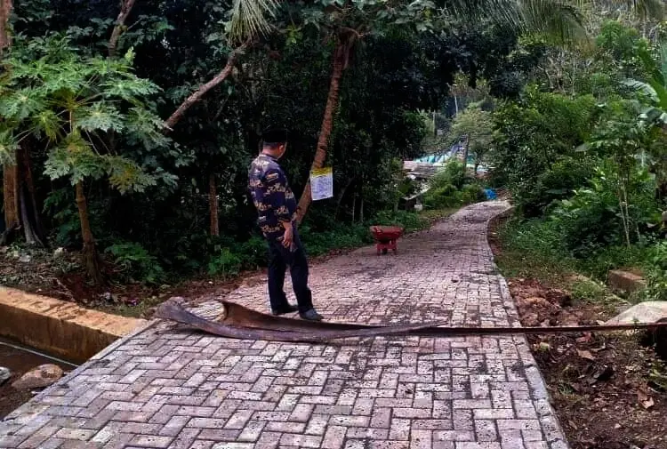 Jalan Poros Desa Giri Jaya Kabupaten Pandeglang Akhirnya Dibangun