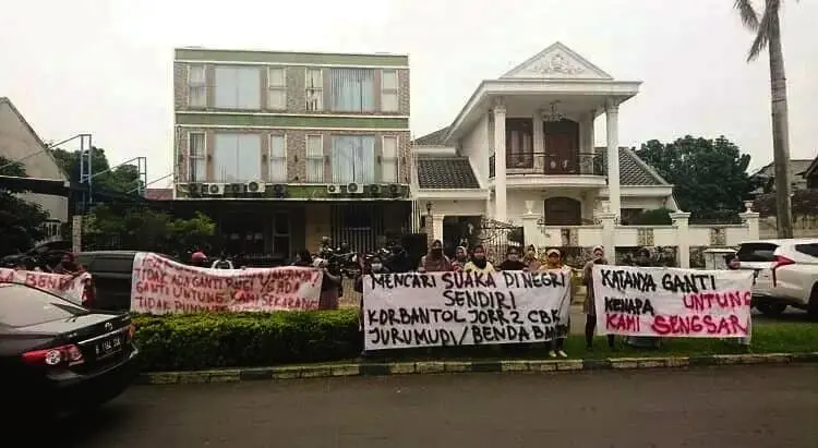 Warga Kampung Baru Geruduk Kantor PT Wika Cipondoh