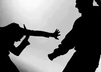 Wanita Dipukul Pria Tak Dikenal, Terekam Kamera Pengawas