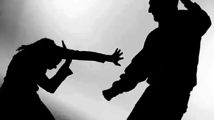 Wanita Dipukul Pria Tak Dikenal, Terekam Kamera Pengawas