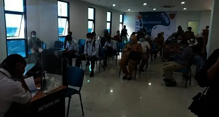 Peserta Vaksinasi Tahap Dua di RSU Tangsel Membludak