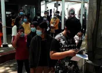 Antrean Pedagang Pasar 8 Alam Sutera Timbulkan Kerumunan