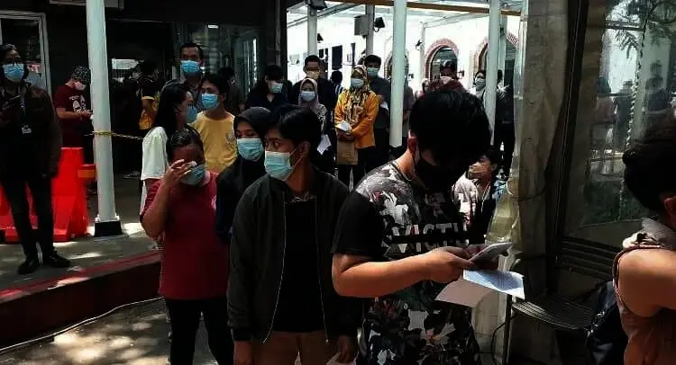 Antrean Pedagang Pasar 8 Alam Sutera Timbulkan Kerumunan