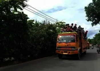 Laporkan Remaja yang Menumpang Truk di Kota Tangerang