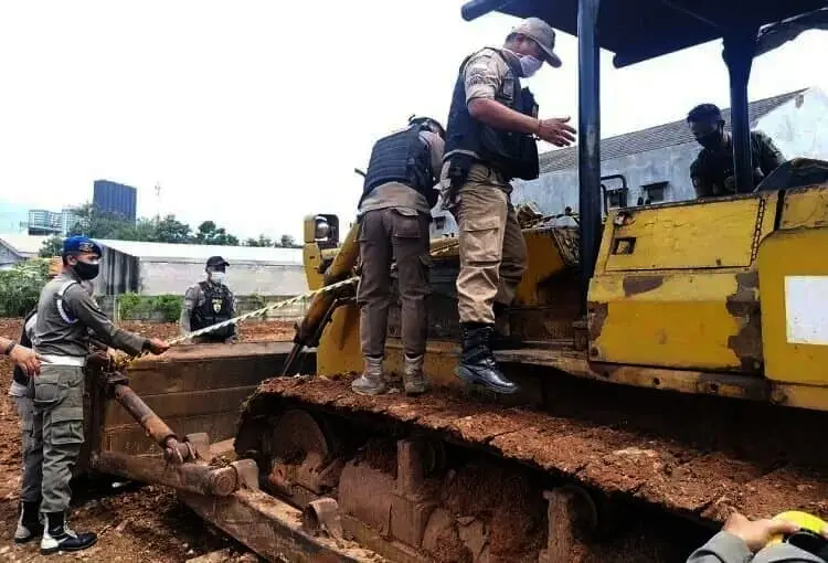 Picu Bentrokan Ormas, Satpol PP Tangsel Segel Lahan Proyek SPBU