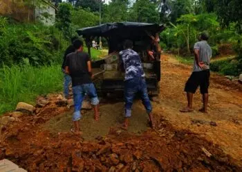 Kesal Pemerintah Cuek, Warga Sumur Swadaya Perbaiki Jalan