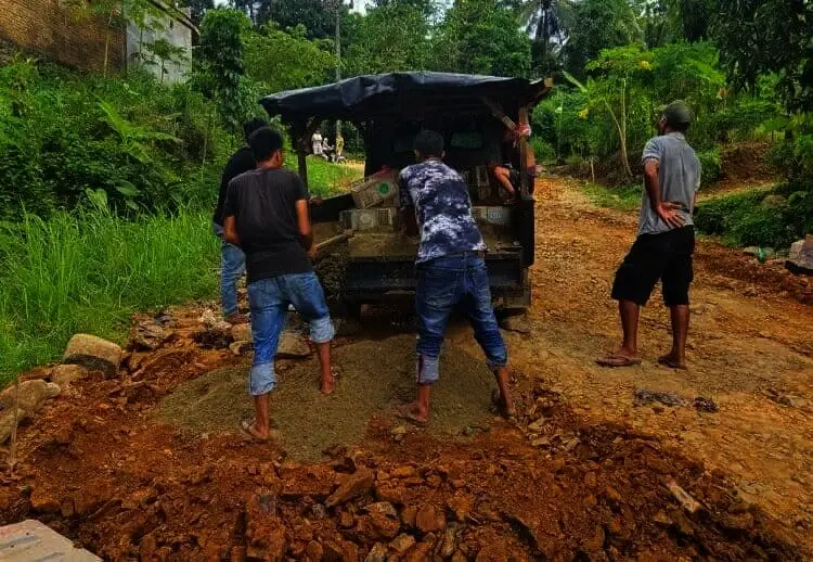 Kesal Pemerintah Cuek, Warga Sumur Swadaya Perbaiki Jalan