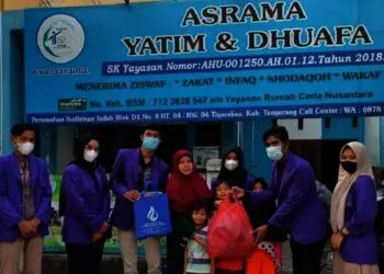 Komunitas Riset Publik Untara Berbagi Takjil dan Masker