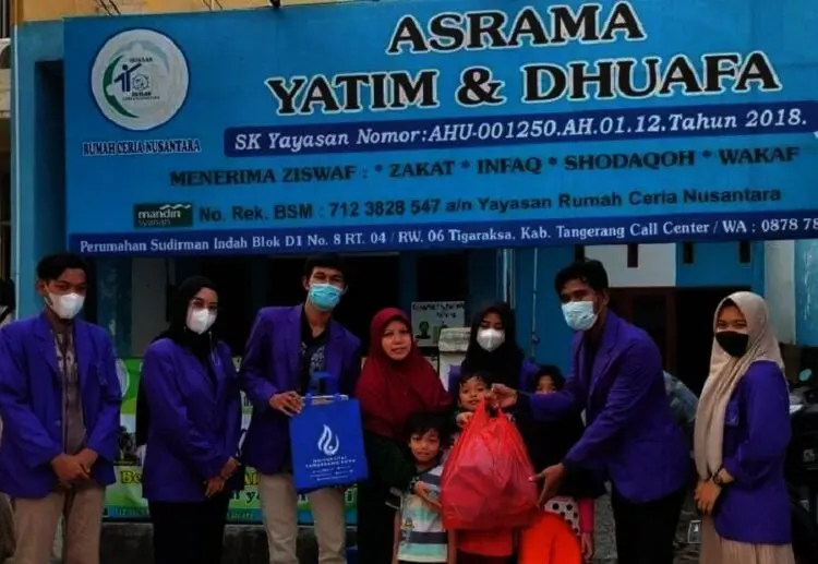 Komunitas Riset Publik Untara Berbagi Takjil dan Masker
