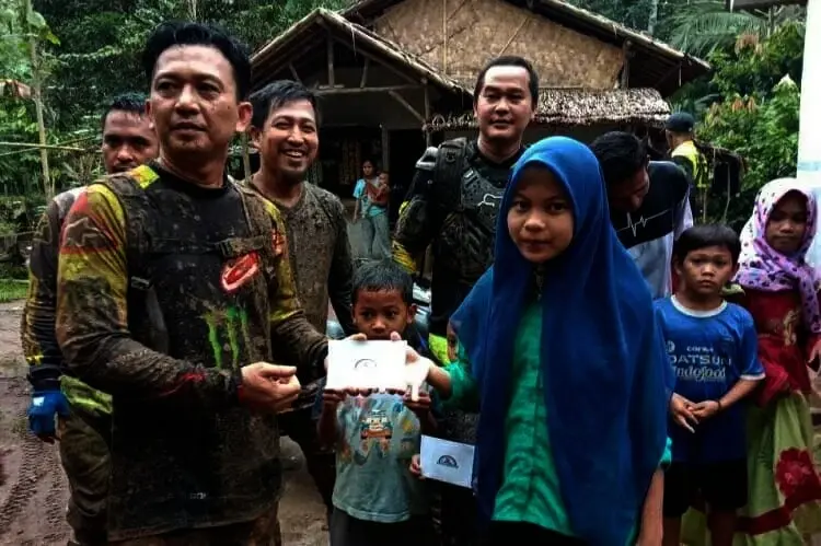 Komunitas Pecinta Trail Adventure Santuni Anak Yatim di Pandeglang