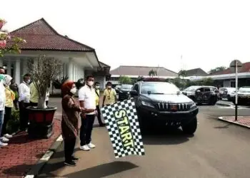 LEPAS ROMBONGAN: Bupati Serang Ratu Tatu Chasanah, melepas romongan komunitas Pajero Indonesia Family Banten Area Chapter (PIF Barcha), di Pendopo Bupati Serang, Sabtu (10/4). (SIDIK/SATELIT NEWS)