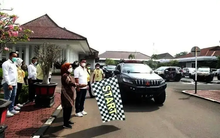 LEPAS ROMBONGAN: Bupati Serang Ratu Tatu Chasanah, melepas romongan komunitas Pajero Indonesia Family Banten Area Chapter (PIF Barcha), di Pendopo Bupati Serang, Sabtu (10/4). (SIDIK/SATELIT NEWS)
