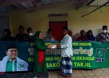 “Berburu” Berkah di Bulan Ramadhan, PKB Carenang Bagikan Ratusan Paket Sembako dan Takjil