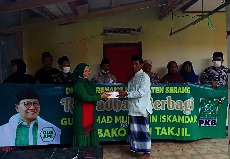 “Berburu” Berkah di Bulan Ramadhan, PKB Carenang Bagikan Ratusan Paket Sembako dan Takjil