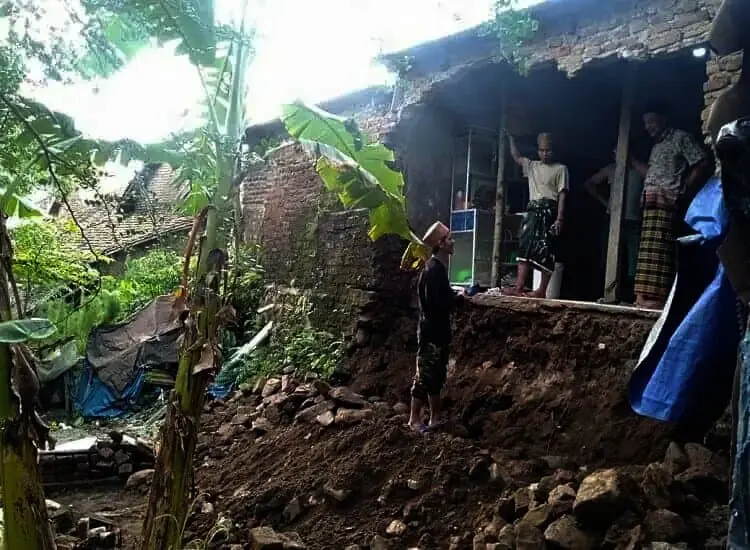 Diterjang Hujan Deras Disertai Angin Kencang, 3 Rumah Warga di Kabupaten Rusak Rusak
