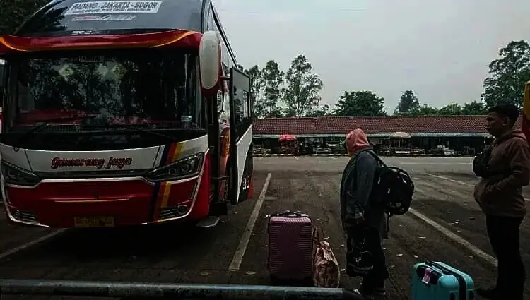 Lewat Terminal Poris Pelawad, Ratusan Pemudik Pulang