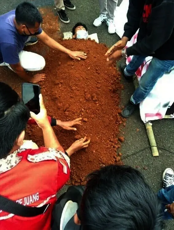 Tagih Janji ke Senayan, Warga Kampung Baru Gelar Aksi 'Kubur Diri'