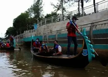 Komut Garuda Indonesia dan Walikota Tangsel Naik Perahu
