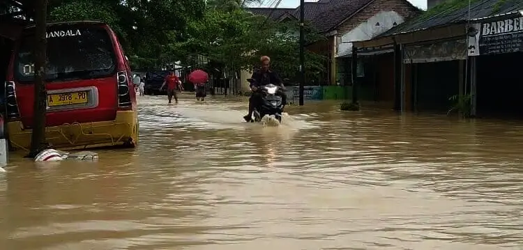 Banjir dan Longsor Hantam Ratusan Rumah di Kabupaten Lebak