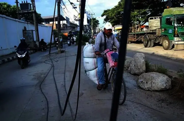 Tiang Listrik dan Kabel Menjuntai Bahayakan Pengendara