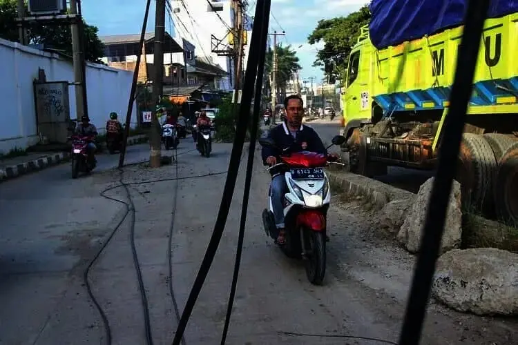 Tiang Listrik dan Kabel Menjuntai Bahayakan Pengendara