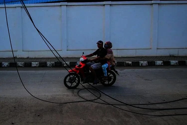 Tiang Listrik dan Kabel Menjuntai Bahayakan Pengendara
