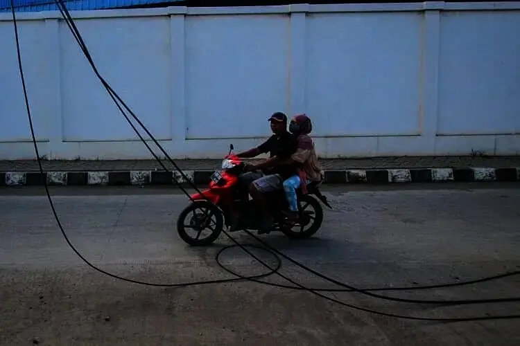 Tiang Listrik dan Kabel Menjuntai Bahayakan Pengendara