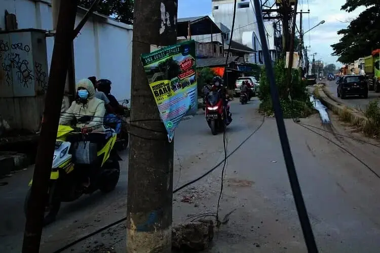 Tiang Listrik dan Kabel Menjuntai Bahayakan Pengendara