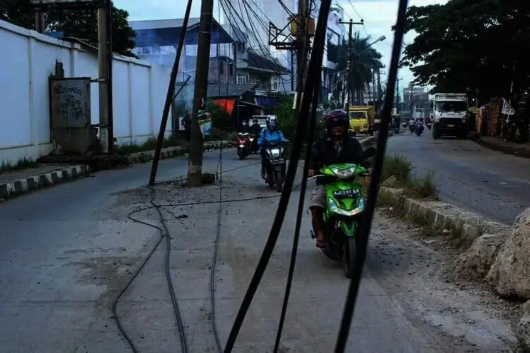 Tiang Listrik dan Kabel Menjuntai Bahayakan Pengendara