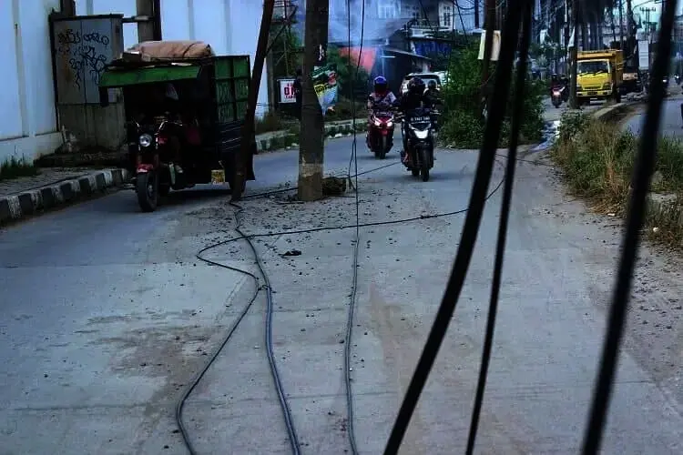 Tiang Listrik dan Kabel Menjuntai Bahayakan Pengendara