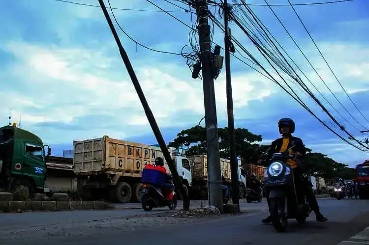 Tiang Listrik dan Kabel Menjuntai Bahayakan Pengendara