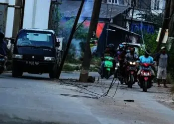 Tiang Listrik dan Kabel Menjuntai Bahayakan Pengendara