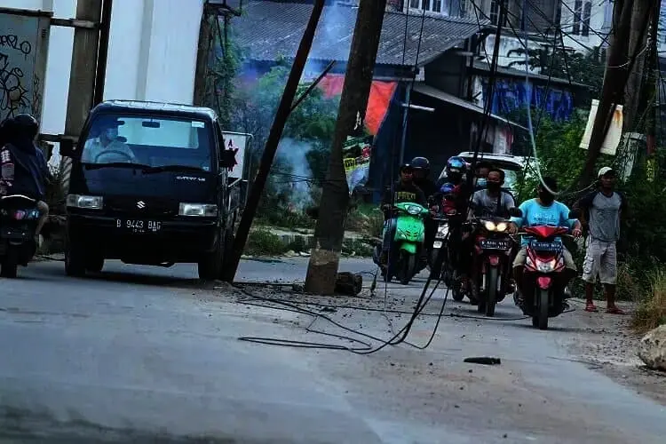Tiang Listrik dan Kabel Menjuntai Bahayakan Pengendara