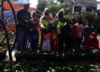 Sukses Ubah Tumpukan Sampah Jadi Taman Belajar Keluarga