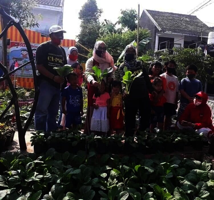 Sukses Ubah Tumpukan Sampah Jadi Taman Belajar Keluarga