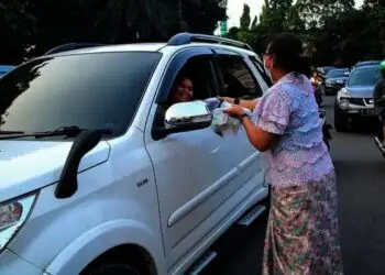 Berbagi Takjil Memakai Busana Kebaya Peringati Hari Kartini