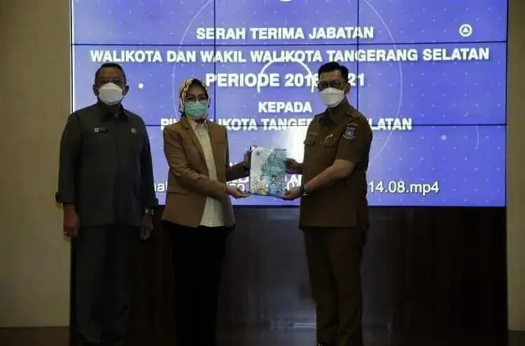 Airin-Ben Berikan Memori Sertijab Plh Walikota Tangsel